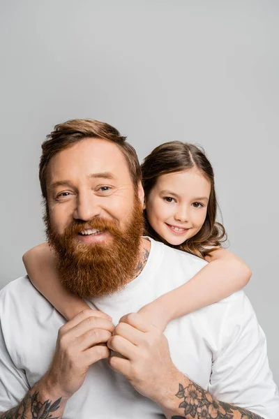 Веселый Подросток Обнимает Бородатого Татуированного Отца Изолированного Сером — стоковое фото