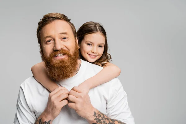 Chica Abrazando Papá Tatuado Sonriendo Cámara Aislada Gris — Foto de Stock