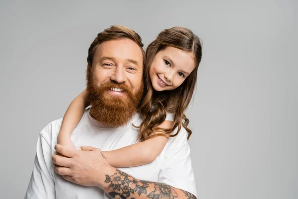 Positief Meisje Knuffelen Getatoeëerde Vader Shirt Geïsoleerd Grijs — Stockfoto