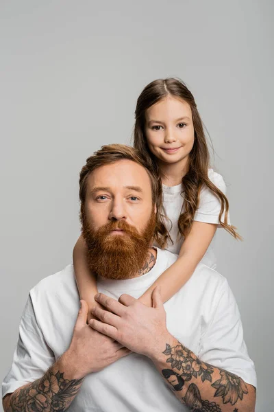 Glimlachend Meisje Knuffelen Getatoeëerde Vader Wit Shirt Geïsoleerd Grijs — Stockfoto