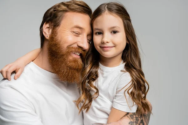 Улыбающийся Бородатый Отец Обнимает Дочь Подростка Изолированную Серых — стоковое фото