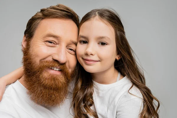 Portret Van Vrolijk Tiener Meisje Knuffelen Vader Geïsoleerd Grijs — Stockfoto