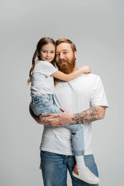 Barbudo Hombre Tatuado Sosteniendo Niño Preadolescente Sonriendo Cámara Aislado Gris — Foto de Stock