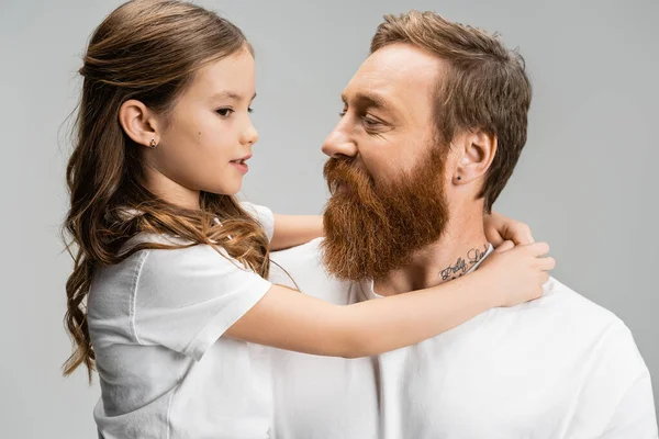Preteen Ragazza Abbracciare Parlando Con Barbuto Papà Isolato Grigio — Foto Stock
