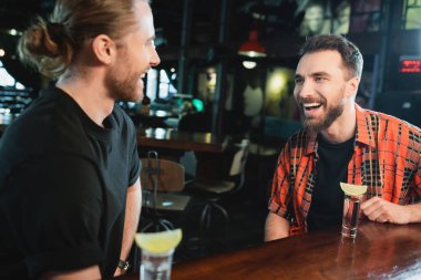 Geceleri barda limonlu tekila içen pozitif sakallı adamlar. 