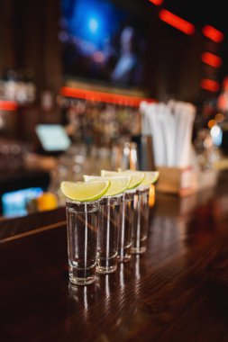 Tahta tezgahta taze limonlu tekila shot. 