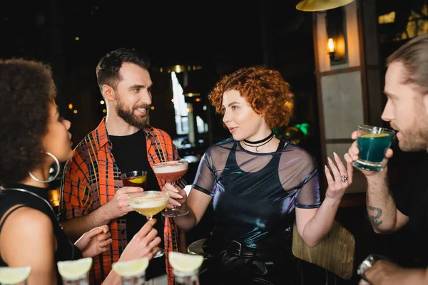 Amigos Multiétnicos Celebrando Cócteles Hablando Cerca Borrosa Vasos Tequila Bar — Foto de Stock