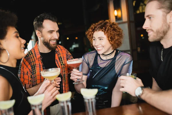 Glada Kvinna Som Håller Cocktail Nära Multietniska Vänner Och Tequila — Stockfoto