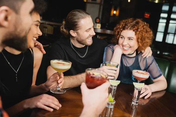 Multietniska Vänner Kramas Och Hålla Cocktails Nära Tequila Skott Baren — Stockfoto