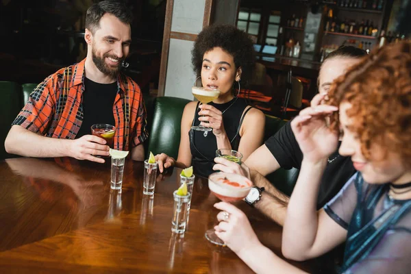 Amigos Multiétnicos Con Cócteles Tragos Tequila Pasando Tiempo Bar Por —  Fotos de Stock