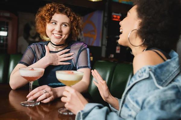 Fidanzate Multietniche Divertono Mentre Parlano Cocktail Schiuma Fredda Nel Bar — Foto Stock