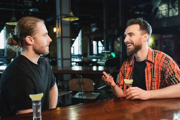 Limonlu Tekila Içen Barda Arkadaşlarıyla Konuşan Neşeli Adam — Stok fotoğraf