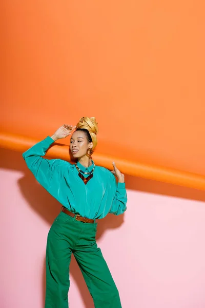 Trendy Afrikaanse Amerikaanse Vrouw Heldere Zomer Outfit Glimlachen Roze Oranje — Stockfoto