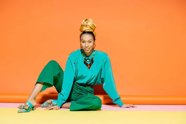 Χαρούμενη Αφροαμερικάνα Καλοκαιρινά Ρούχα Και Μαντίλα Πορτοκαλί Φόντο — Φωτογραφία Αρχείου