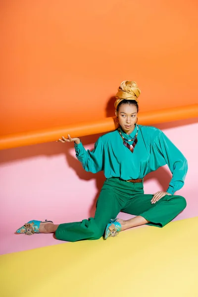 Ung Afrikansk Amerikansk Kvinna Sommar Outfit Poserar Färgglada Bakgrund — Stockfoto