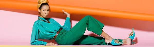 Стильная Африканская Американская Модель Летней Одежде Платке Позирующая Красочном Фоне — стоковое фото