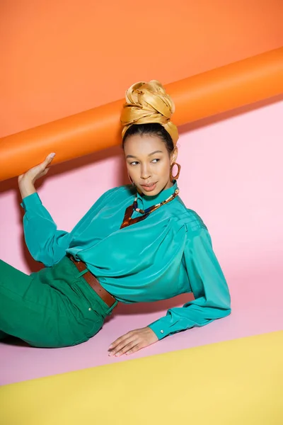 Modelo Afroamericano Moda Pañuelo Dorado Posando Con Fondo Colorido — Foto de Stock