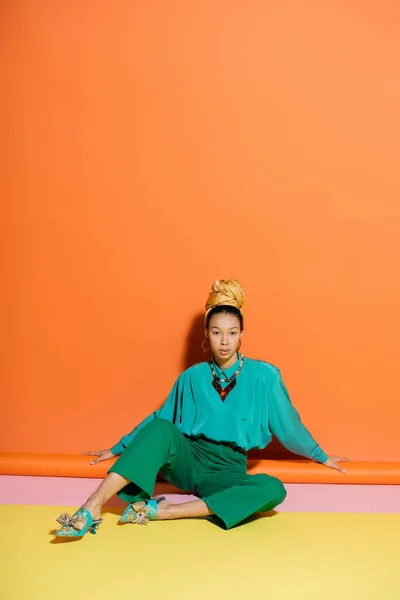 Femme Afro Américaine Mode Dans Des Chaussures Lumineuses Des Vêtements — Photo