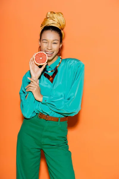 Stylish African American Woman Summer Clothes Holding Grapefruit Winking Camera — Stock Photo, Image