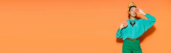 Хорошо Одетый Африканский Американец Держит Вырезанный Грейпфрут Лица Оранжевом Фоне — стоковое фото