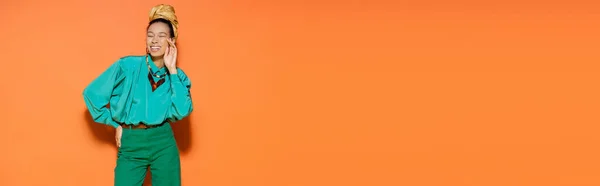 차려입은 아프리카계 주황색 배경에 웃으면서 현수막을 — 스톡 사진