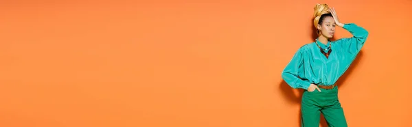 Goed Gekleed Afrikaans Amerikaanse Vrouw Hoofddoek Staande Oranje Achtergrond Banner — Stockfoto
