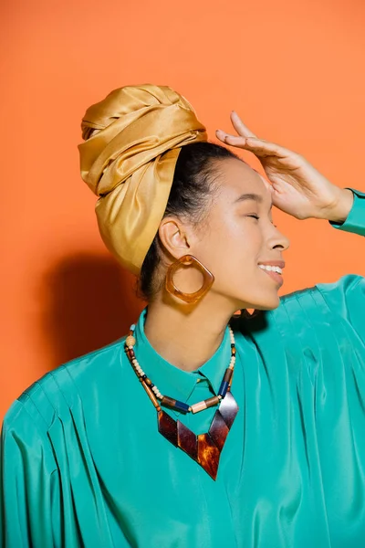 Вид Збоку Усміхненої Афроамериканської Жінки Блузці Пов Язці Помаранчевому Фоні — стокове фото
