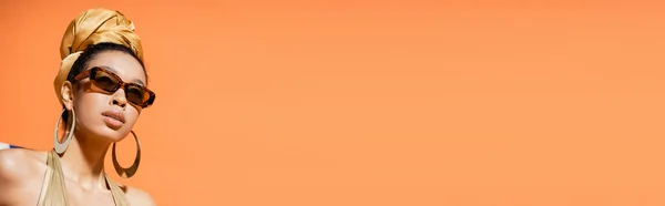 Трендовая Африканская Модель Золотом Платке Солнцезащитных Очках Оранжевым Баннером — стоковое фото