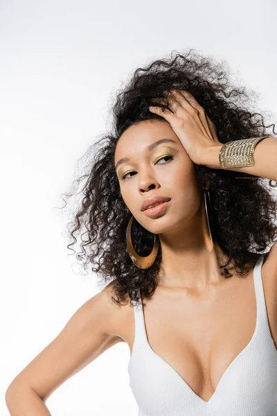 Hübsche Afrikanisch Amerikanische Frau Ohrringen Posiert Mit Der Hand Der — Stockfoto