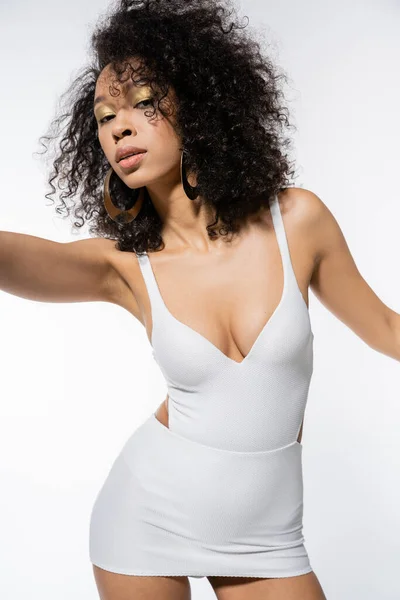Lockige Afroamerikanerin Weißem Minikleid Posiert Auf Grauem Hintergrund — Stockfoto