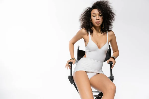 Hübsche Afrikanisch Amerikanische Frau Badeanzug Sitzt Auf Einem Stuhl Und — Stockfoto