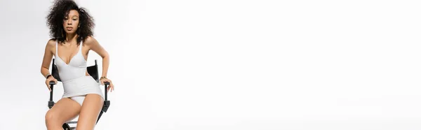 Довольно Африканская Американская Модель Купальнике Сидит Стуле Смотрит Камеру Белом — стоковое фото
