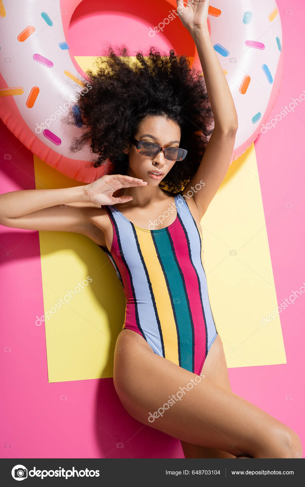 Top View Afrikansk Amerikansk Kvinde Stribet Badetøj Stilfulde Solbriller  Bliver — Stock-foto © AllaSerebrina #648703104
