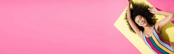 Вид Зверху Радісна Афроамериканська Жінка Купальнику Жовтому Рожевому Тлі Банер — стокове фото