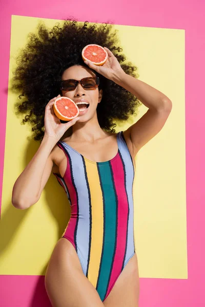 Draufsicht Der Lockigen Afrikanisch Amerikanischen Frau Sonnenbrille Und Buntem Badeanzug — Stockfoto