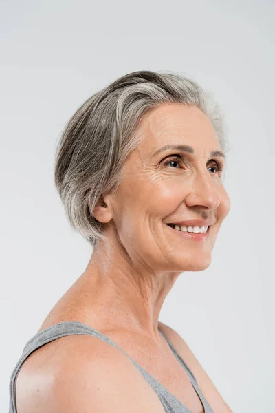 Gri Saçlı Mutlu Yaşlı Kadının Portresi Gri Saçlarını Dikmiş Bakışlarını — Stok fotoğraf