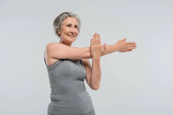 Fröhliche Großmutter Sportkleidung Beim Training Und Isoliert Lächelnd Auf Grau — Stockfoto