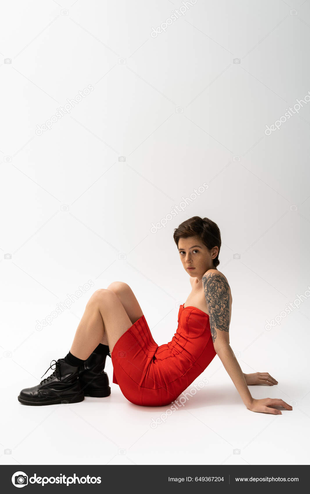 Mladá Tetovaná Žena Černé Drsné Boty Červené Korzet Šaty Sedí — Stock  Fotografie © AllaSerebrina #649367204