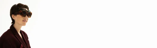 Усміхнена Брюнетка Блістері Позує Декількох Стильних Сонцезахисних Окулярах Ізольовано Білому — стокове фото