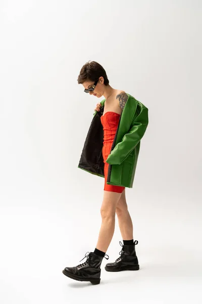 Longitud Completa Mujer Tatuada Chaqueta Cuero Verde Botas Rugosas Negras — Foto de Stock