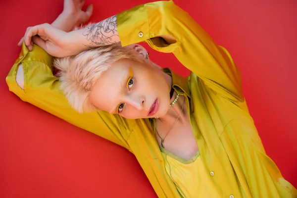 Portret Van Blonde Vrouw Met Tatoeage Kijken Naar Camera Karmijn — Stockfoto