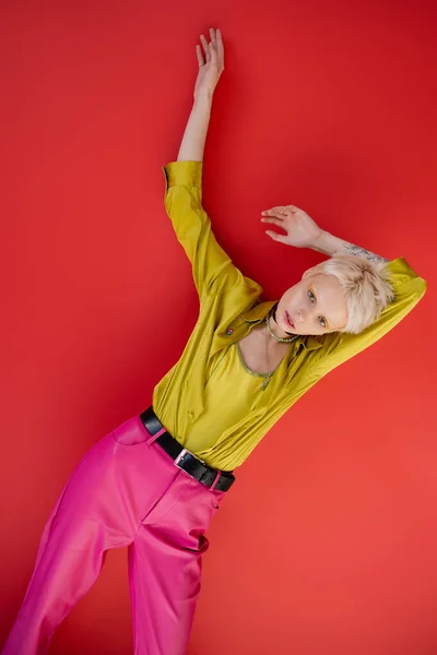 Albino Vrouw Met Blond Haar Getatoeëerde Hand Poseren Karmijn Roze — Stockfoto