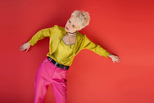 Блондинка Светлыми Волосами Татуированной Рукой Позирует Модной Одежде Кармине Розового — стоковое фото