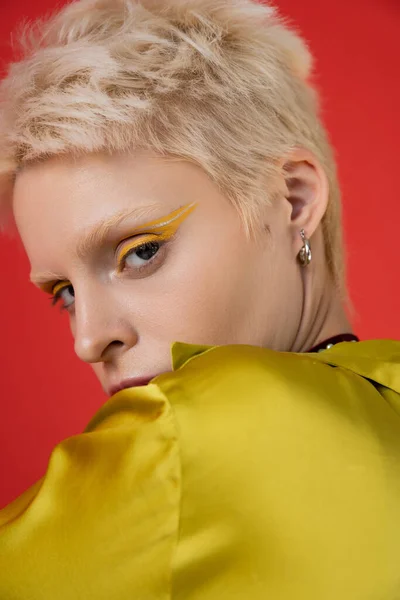 Porträtt Blond Albino Kvinna Med Ljusa Eyeliner Tittar Kameran Karminrosa — Stockfoto