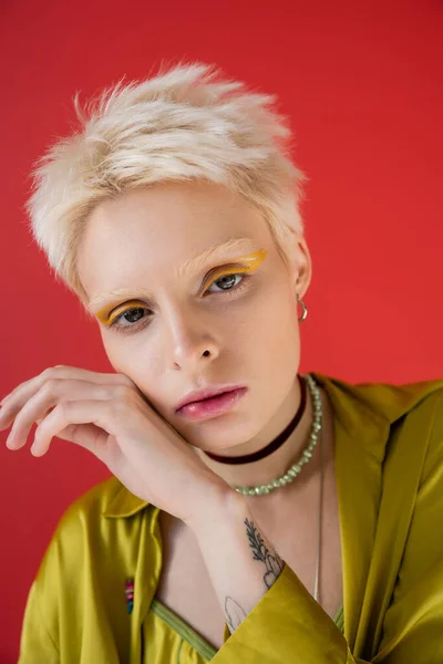 Porträtt Tatuerad Kvinna Med Ljus Eyeliner Tittar Kameran Karminrosa — Stockfoto