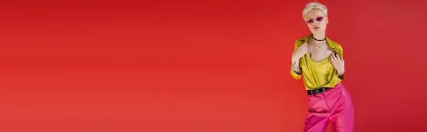 Татуйована Модель Альбіно Стильному Вбранні Модні Сонцезахисні Окуляри Позують Рожевому — стокове фото