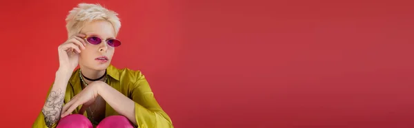 Модель Альбиноса Татуировкой Стильной Блузке Модных Солнцезащитных Очках Розовом Фоне — стоковое фото