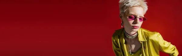 Солнечный Свет Лице Модели Альбиноса Стильных Солнцезащитных Очках Розовом Фоне — стоковое фото