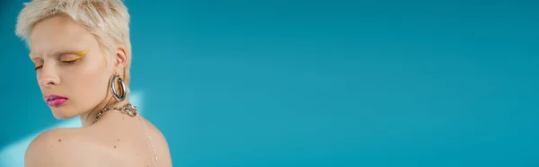 ブロンドアルビノモデルでトレンディーなメイクと閉じた目は青の背景にポーズ バナー — ストック写真
