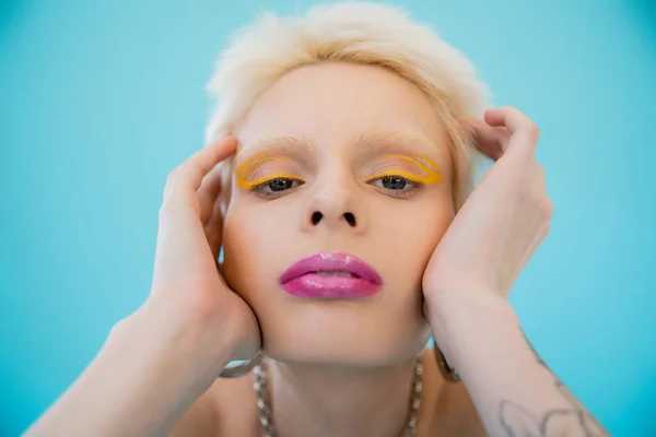 Blond Albino Model Met Heldere Make Kijken Naar Camera Blauwe — Stockfoto